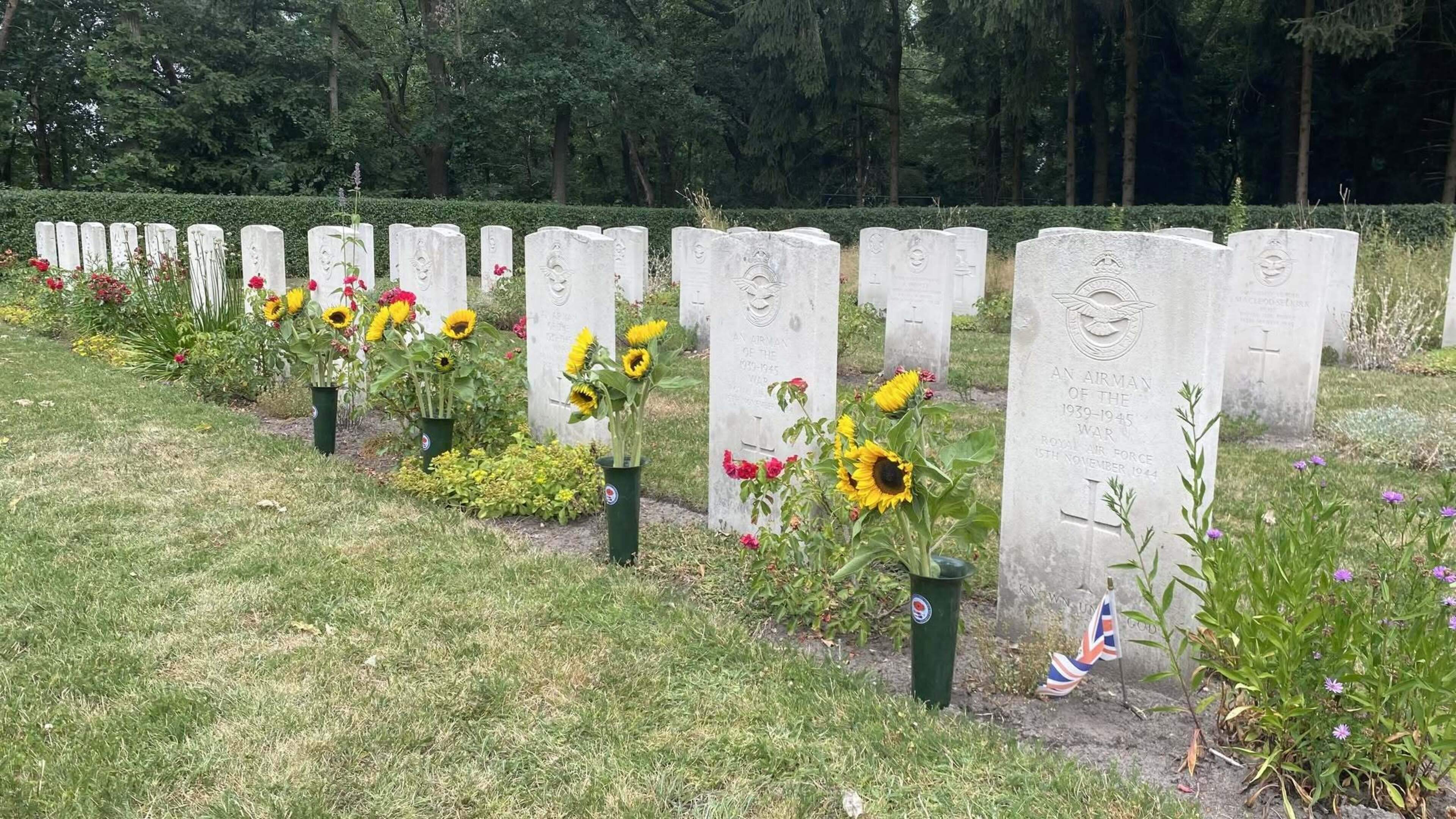 Na 82 jaar krijgen vier graven van neergeschoten Britse vliegeniers in Venray een naam